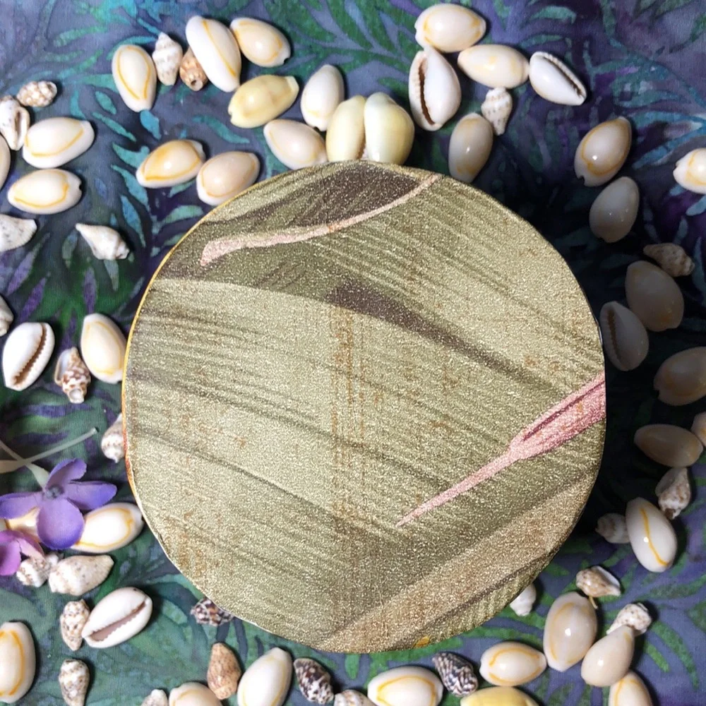 MANGO TREE STUDIOS Round Lidded Seashell Felt Lined Trinket Box Unique New